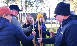 Parkinson-kuntoutuskurssin osallistujat keppijumppaamassa.