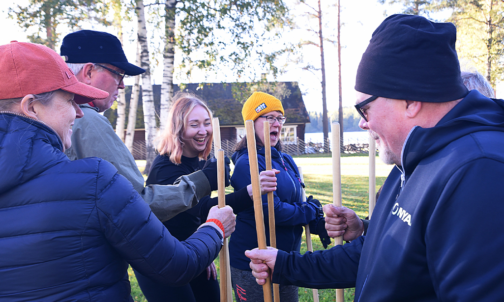 Parkinson-kuntoutuskurssin osallistujat keppijumppaamassa. 