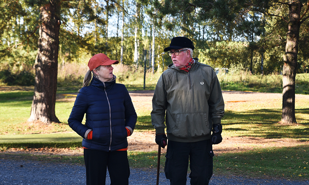 Heikki och hans fru Tuula Sundman motionerar på rehabiliteringskursen. 