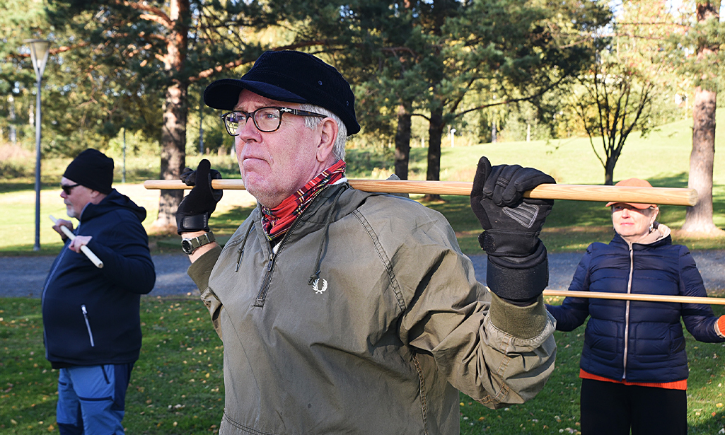 Heikki Valmu deltar i käppgymnastik på rehabiliteringskursen.