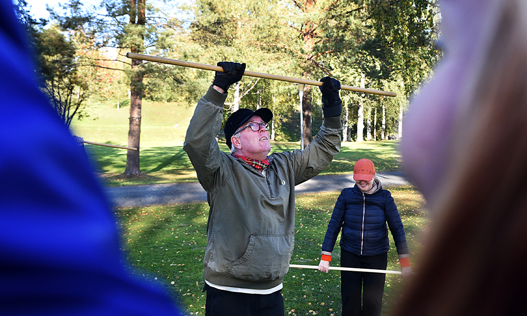 Heikki Valmu och Tuula Sundman deltar i käppgymnastik på en rehabiliteringskurs.