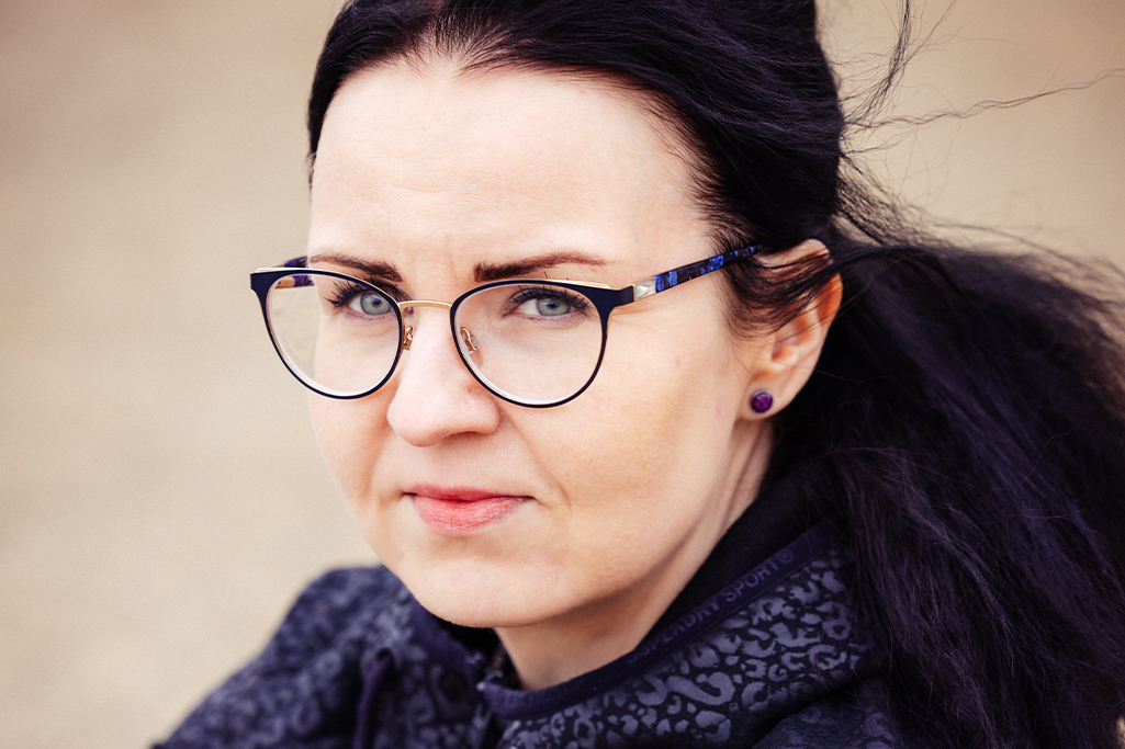 Henna kasvokuvassa.