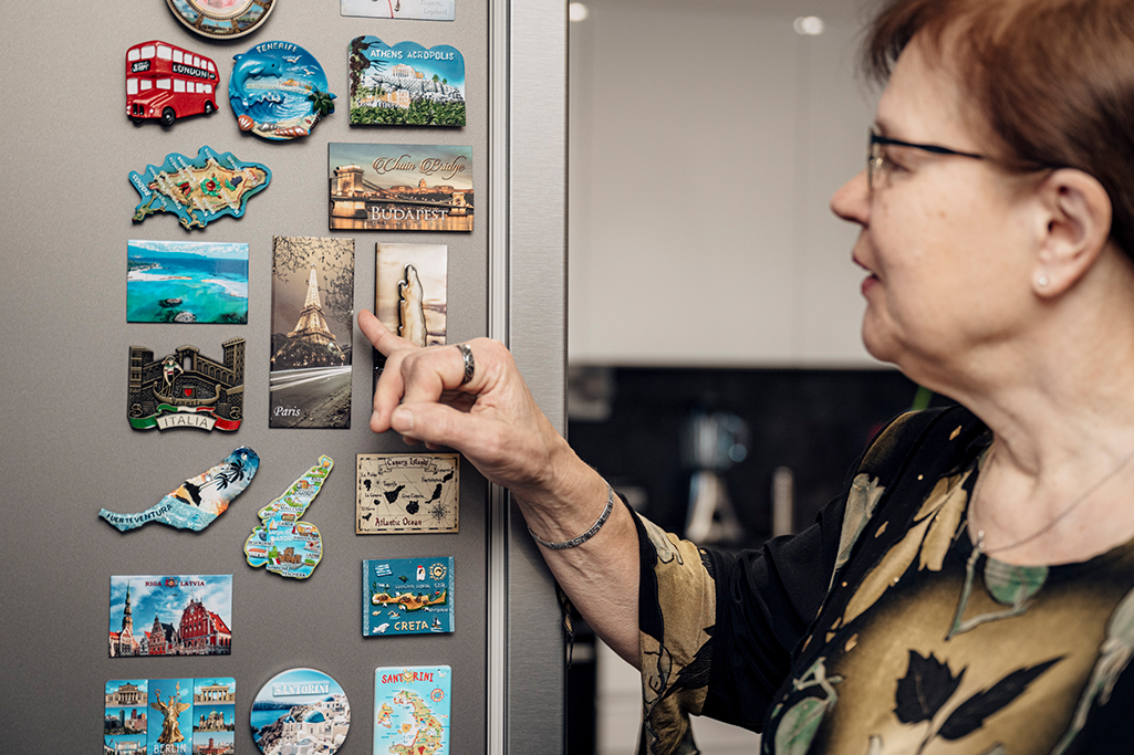 Sirpa koskettaa jääkaappimagneettia, jossa on Eiffel-tornin kuva.