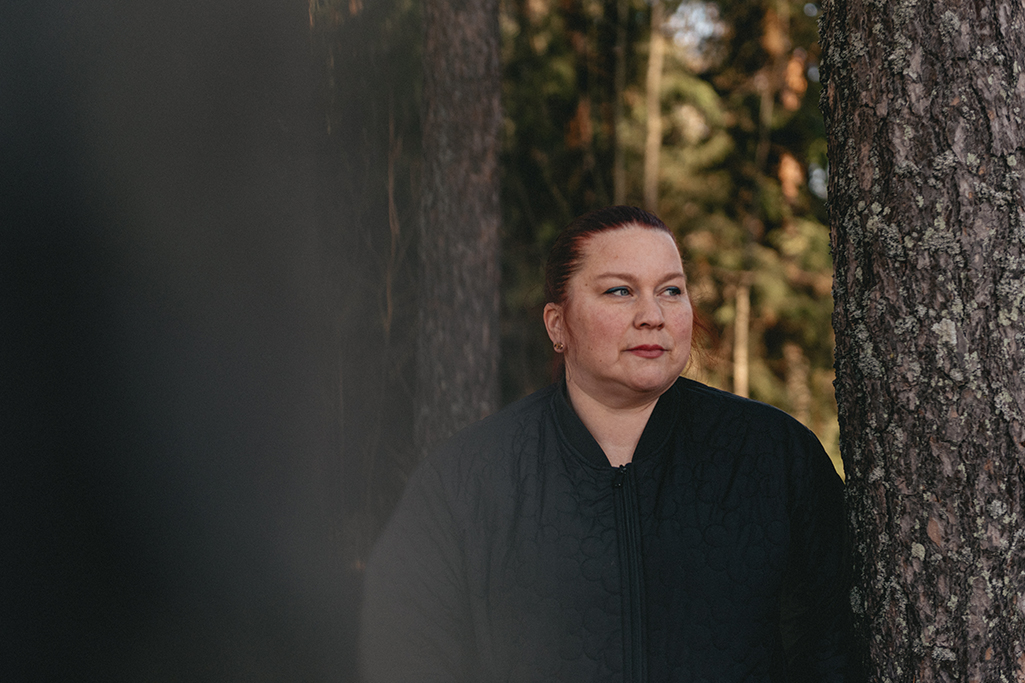 Hanne seisoo metsässä.