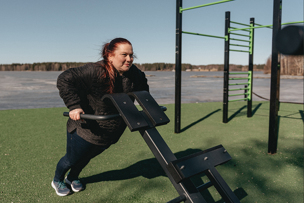 Hanne jumppaa ulkoliikuntapaikalla.