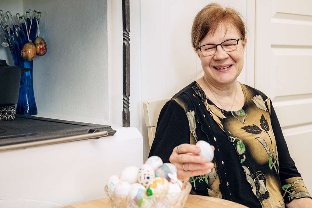 Sirpa håller i ett målat påskägg.