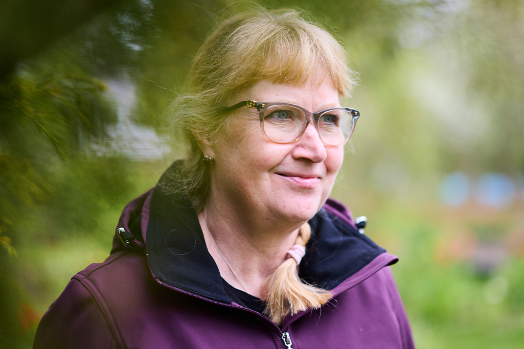 Sirpa ulkona.