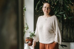 Katri seisoo ja katsoo kameraan.