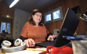 Anita tietokoneella.