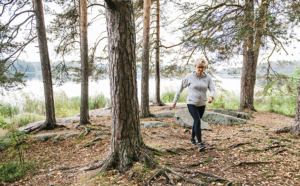 Kirsi Kämäräinen kävelee metsässä.