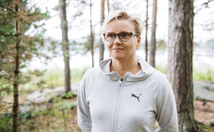 Kirsi Kämäräinen metsälenkillä.