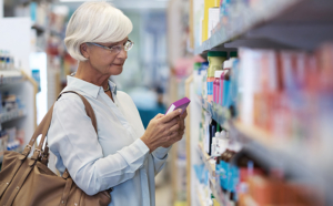nainen katselee tuotteita apteekissa