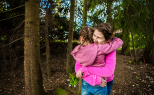 Kirsi Somervuo halaa Violaa metsässä.
