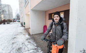 Samu Tarvainen ulkona polkupyörän kanssa.