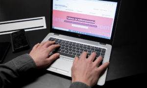 Ekonomi- och skuldrådgivningens webbplats på skärmen till en bärbar dator.