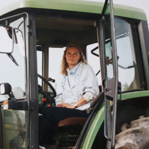 Anne Kolari sitter på traktorn.