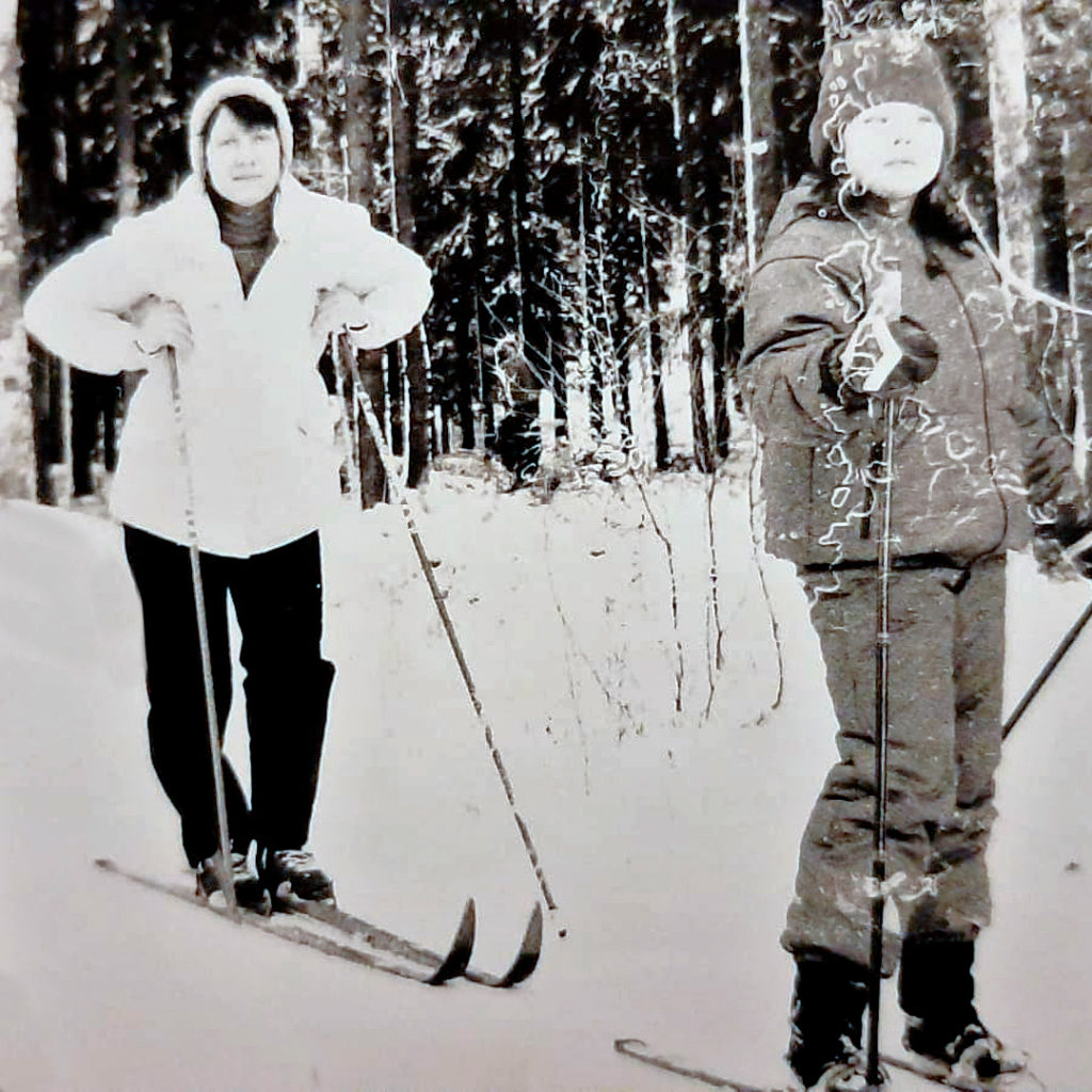 Marika och Aino skidar.