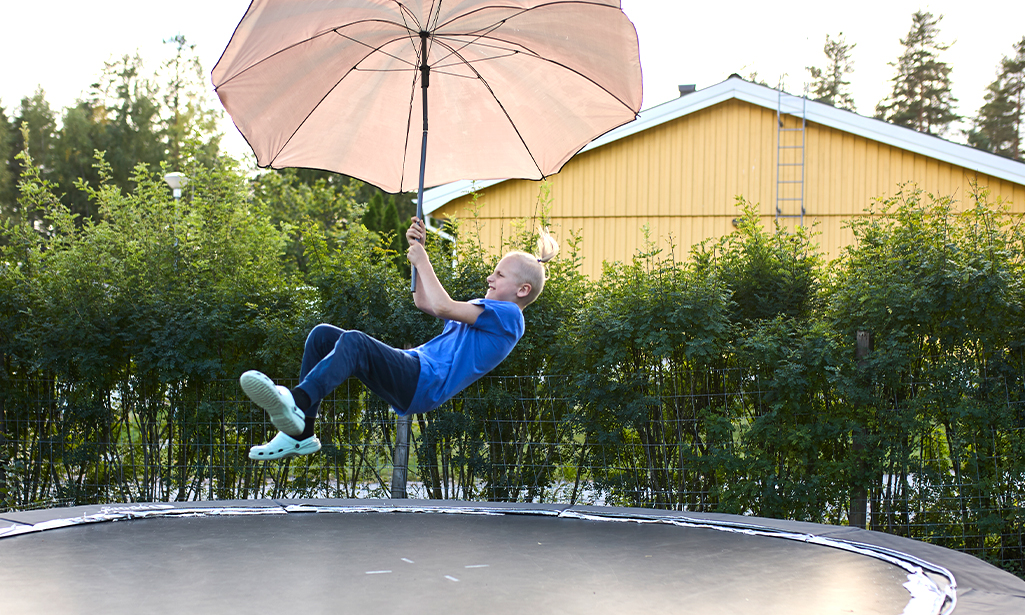 Manu leker på studsmattan. 