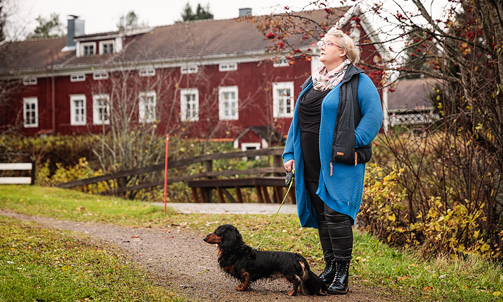 Sanna tar en promenad med sin hund. 